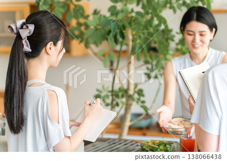一位女士在烹飪課或烹飪學校做筆記時的背影。 一位女士在烹飪課或烹飪學校做筆記時的背影。 138066438