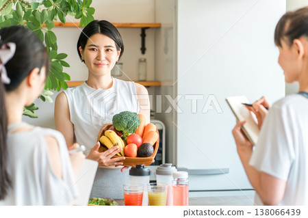 運動員美食大師在烹飪課程中講解蔬菜、綠黃色蔬菜和水果的營養價值。 運動員美食大師在烹飪課程中講解蔬菜、綠黃色蔬菜和水果的營養價值。 138066439