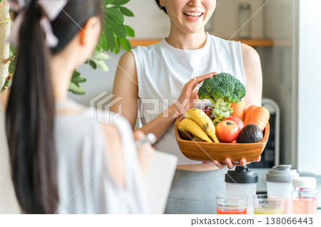 運動員美食大師在烹飪課程中講解蔬菜、綠黃色蔬菜和水果的營養價值。 138066443