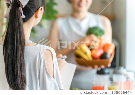 一位女士在烹飪課或烹飪學校做筆記時的背影。 一位女士在烹飪課或烹飪學校做筆記時的背影。 138066444