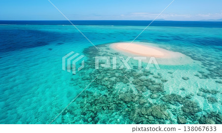 從空中俯瞰大堡礁，景色令人嘆為觀止，波光粼粼，呈現出碧藍色。 138067633