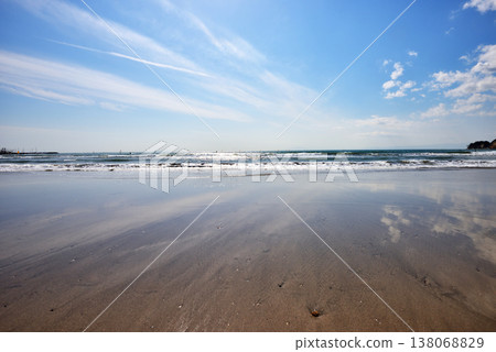 在宰木座海灘,湛藍的天空倒映在水面上。 在宰木座海灘,湛藍的天空倒映在水面上。 138068829