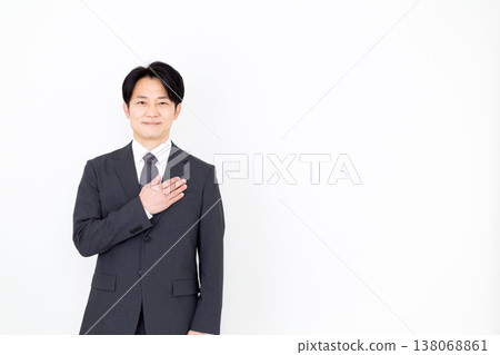 穿西裝的中年男性商人 138068861