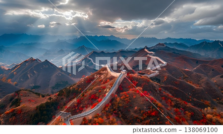 壯麗的長城全景，以及秋色斑斕的山脈。 138069100