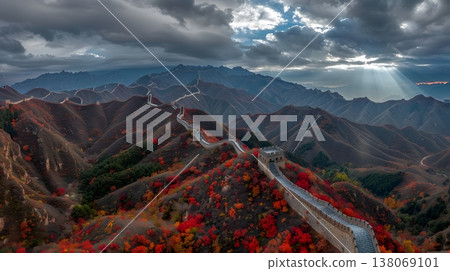 A magnificent panorama of the Great Wall of China and mountains adorned with autumn foliage. 138069101