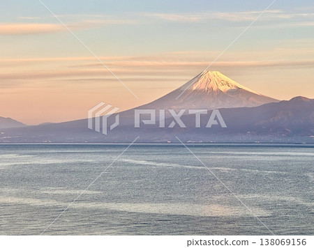 Suruga Bay and Mount Fuji in the morning colors 138069156