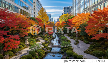 秋葉與摩天大樓間的日式庭園 138069461