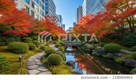 秋葉與摩天大樓間的日式庭園 138069463