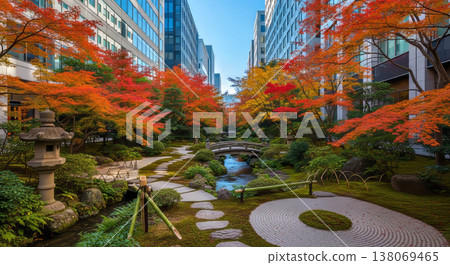秋葉與摩天大樓間的日式庭園 138069465