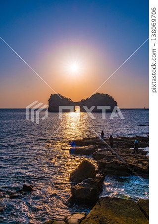 Sunset view of Engetsu Island in Nanki Shirahama 138069706