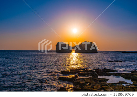 Sunset view of Engetsu Island in Nanki Shirahama Sunset view of Engetsu Island in Nanki Shirahama 138069709