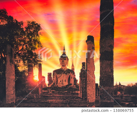 素可泰歷史公園瑪哈泰寺遺址的夜景 138069755