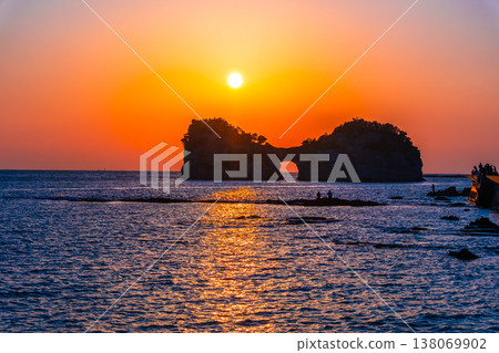 南紀白濱的圓月島日落美景 138069902