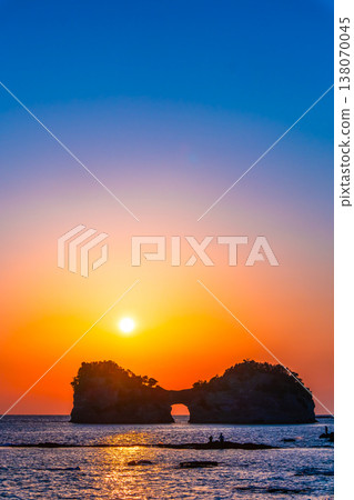 南紀白濱的圓月島日落美景 南紀白濱的圓月島日落美景 138070045