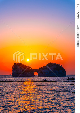 南紀白濱的圓月島日落美景 南紀白濱的圓月島日落美景 138070074
