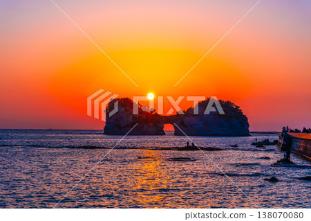 南紀白濱的圓月島日落美景 南紀白濱的圓月島日落美景 138070080