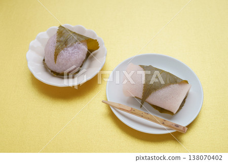 櫻持|兩種類型的櫻餅(長明寺和道明寺)-金色背景 櫻持|兩種類型的櫻餅(長明寺和道明寺)-金色背景 138070402