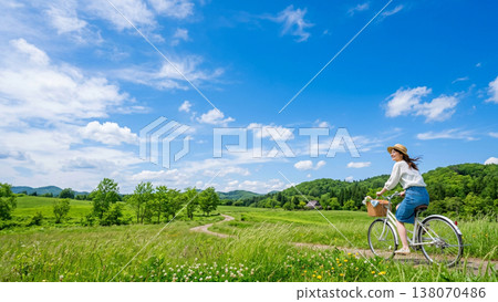 初夏的自然風光與女性騎行 138070486