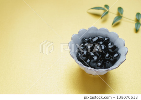 Simmered black beans, New Year's dishes, gold background Simmered black beans, New Year's dishes, gold background 138070618