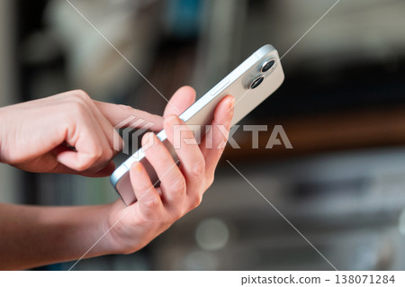 一個女人在她的智能手機上做研究 一個女人在她的智能手機上做研究 138071284