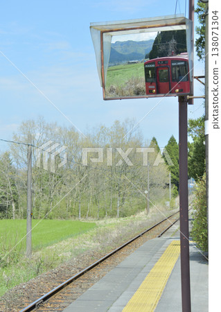 透過鏡子看到的九州跨島快車 138071304