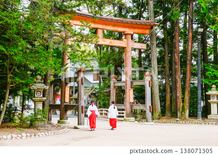 穗高神社牌坊門和巫女 138071305