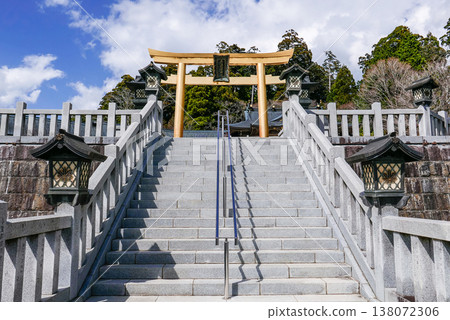 Stone steps and torii of happiness 138072306