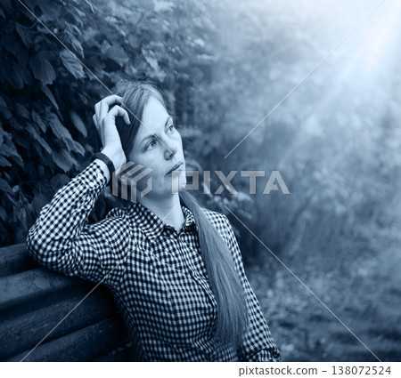 Young pretty girl on the bench 138072524