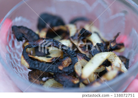 Fried onion rings on gratar. 138072751