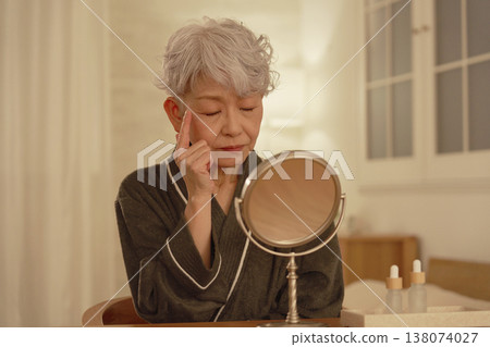 一位老年婦女在夜間出現皮膚問題。 138074027