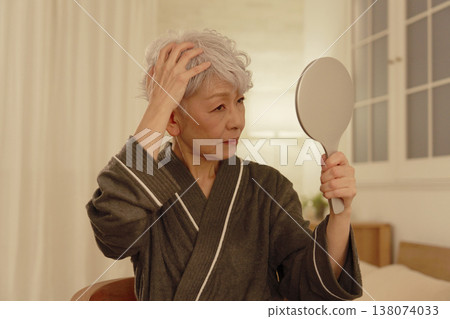 老年婦女有頭髮問題 138074033