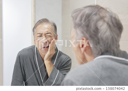 一位老年男子患有齲齒。 138074042