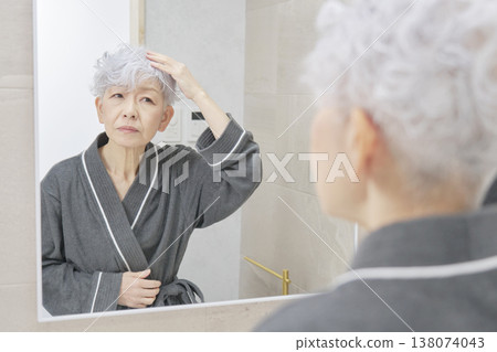 老年婦女有頭髮問題 138074043