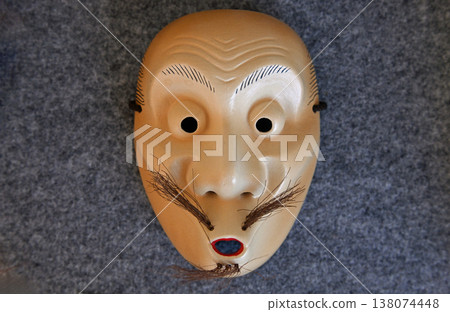 這些傳統的狂言面具，表情生動滑稽，是愛媛縣內子町古老劇場迷人氛圍中珍貴的一部分。 138074448