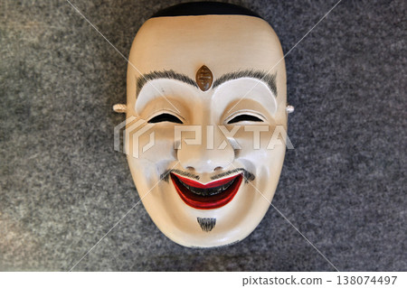 在愛媛郡內子町的一座歷史悠久的劇場裡,一副有著美麗吉祥笑容的傳統狂言面具代代相傳。 在愛媛郡內子町的一座歷史悠久的劇場裡,一副有著美麗吉祥笑容的傳統狂言面具代代相傳。 138074497