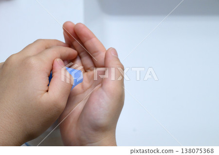 孩子的手在洗手,用的是藍色肥皂。 孩子的手在洗手,用的是藍色肥皂。 138075368