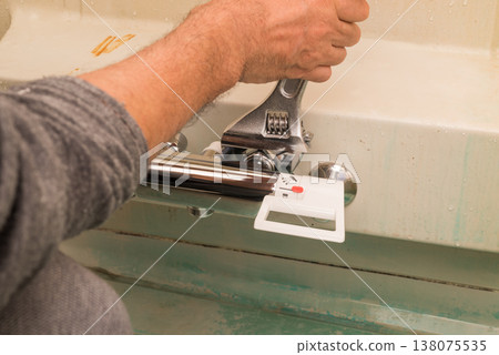 安裝新的浴室混合水龍頭。 138075535