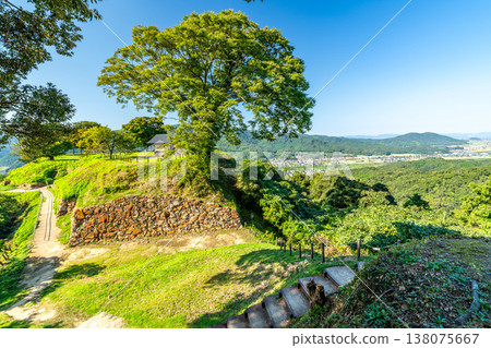 【日本百大城堡】月山富田城秋景:從本城眺望二、三城(1)島根縣安木市 【日本百大城堡】月山富田城秋景:從本城眺望二、三城(1)島根縣安木市 138075667