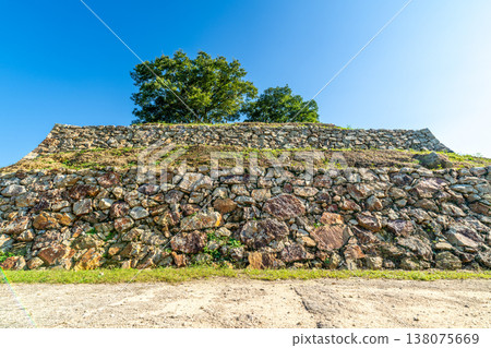 [Japan's Top 100 Castles] Autumn scenery of Gassan Tomita Castle: San-no-maru stone wall, Yasugi City, Shimane Prefecture 138075669
