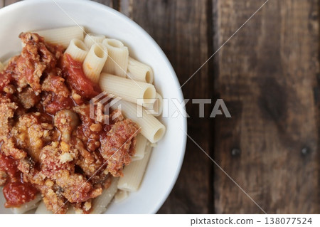 糙米義大利麵配上大量肉末和自製番茄醬。 138077524