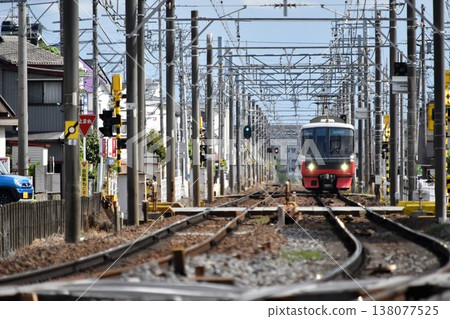 穿過平交道口的火車 穿過平交道口的火車 138077525