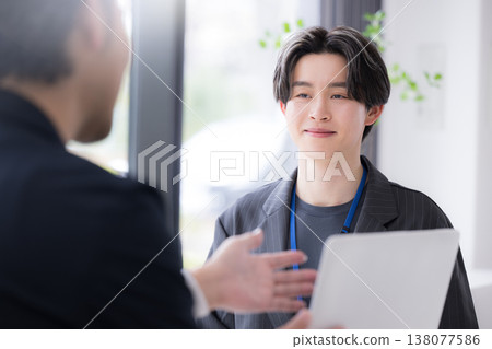 面對面訪談的商業形象，例如求職面試和職業諮詢。 138077586