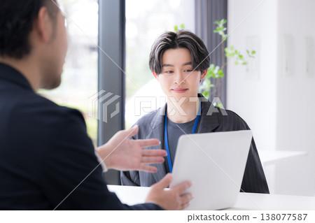 面對面訪談的商業形象，例如求職面試和職業諮詢。 138077587