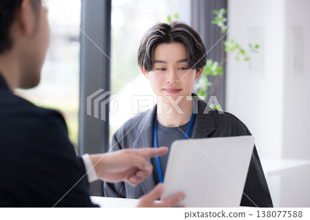 面對面訪談的商業形象,例如求職面試和職業諮詢。 面對面訪談的商業形象,例如求職面試和職業諮詢。 138077588
