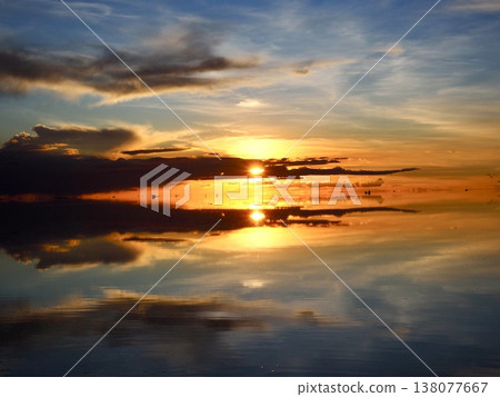 在Uyuni鹽湖的太陽設置 138077667