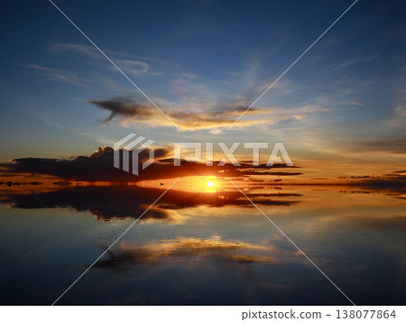 在Uyuni鹽湖的太陽設置 138077864