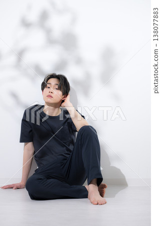 Stylish beauty treatments for young men, with trees swaying like a sunny summer day, and a refreshing, transparent look for men's beauty. 138077883