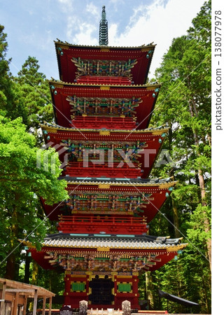 日光東照宮的五層寶塔，周圍綠樹環繞。 138077978