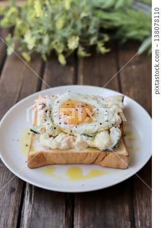 Open-faced sandwich with potato salad drizzled in olive oil and a fried egg. 138078110