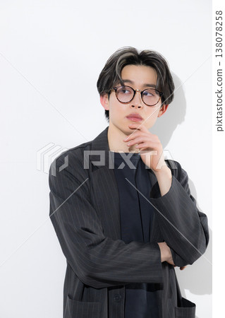 一位英俊瀟灑、氣質出眾的年輕男子,戴眼鏡(太陽眼鏡)也很好看。 一位英俊瀟灑、氣質出眾的年輕男子,戴眼鏡(太陽眼鏡)也很好看。 138078258